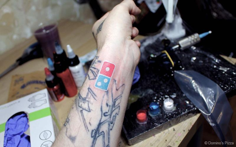 Татуировка c логотипом Domino's Pizza